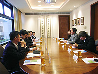人民日報代表團：代表團與中大校長沈祖堯教授（右二）會晤